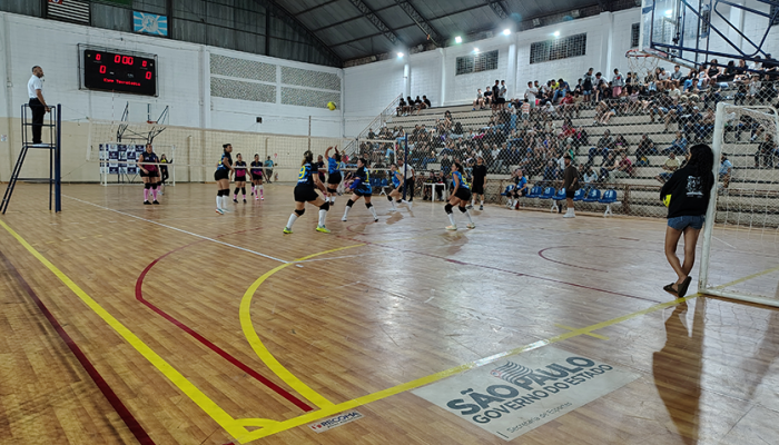 Vôlei livre feminino foi eletrizante - Foto: Nelson Chiecchi