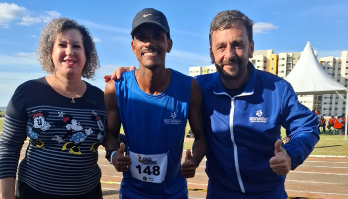 Atleta Jeovane Pyettro (entre Gislaine e Marcel, do Departamento de Esportes) foi destaque logo nos primeiros dias da competição.